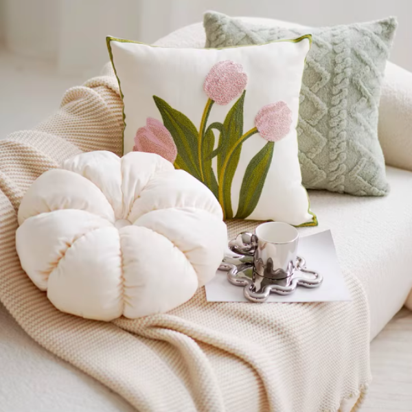 Housse de Coussin Brodée – Jardin de Tulipes