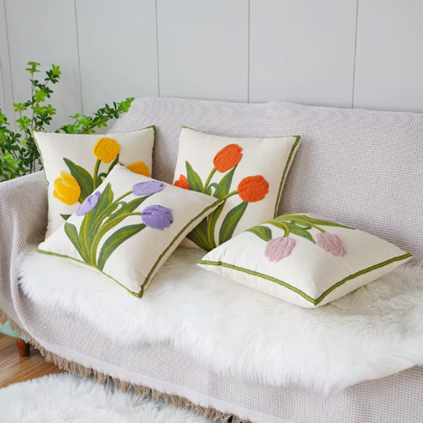 Housse de Coussin Brodée – Jardin de Tulipes