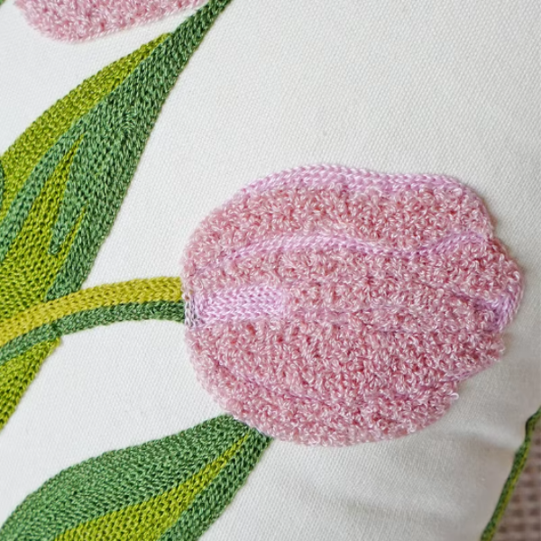 Housse de Coussin Brodée – Jardin de Tulipes