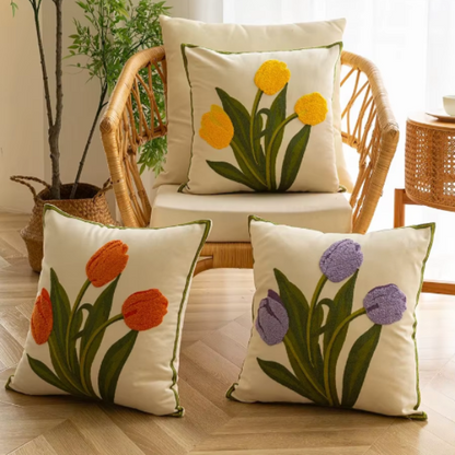 Housse de Coussin Brodée – Jardin de Tulipes