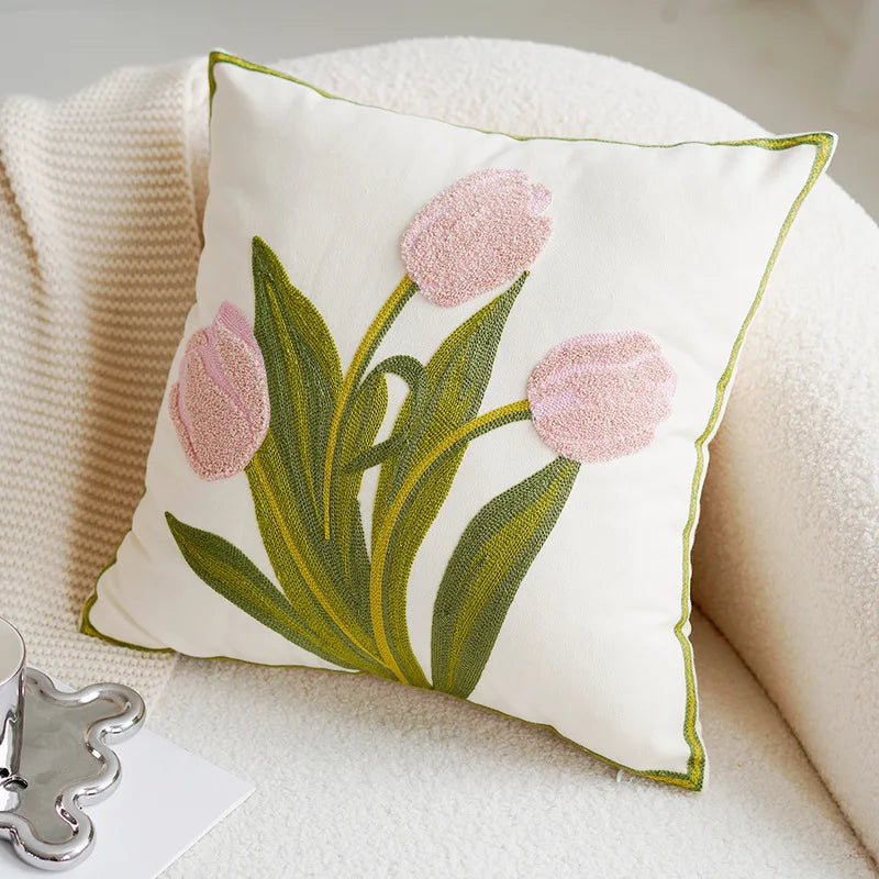 Housse de Coussin Brodée – Jardin de Tulipes