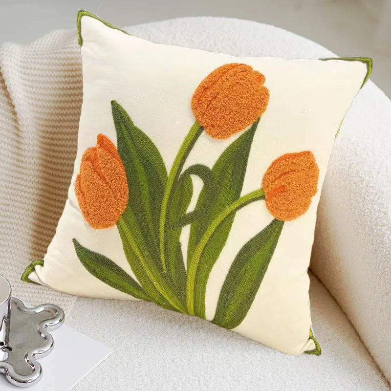 Housse de Coussin Brodée – Jardin de Tulipes